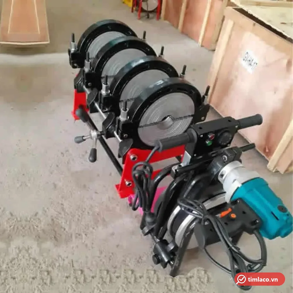 Máy hàn ống HDPE cơ quay tay 4 cùm kèm bàn gia nhiệt và máy bào, đặt trong xưởng (ảnh minh hoạ dòng hàng)