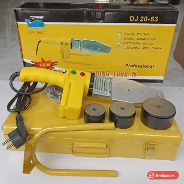 Máy hàn ống PPR Dajing DJ 20-63 đặt trên hộp sắt, cạnh hộp giấy ghi model và ba đầu hàn