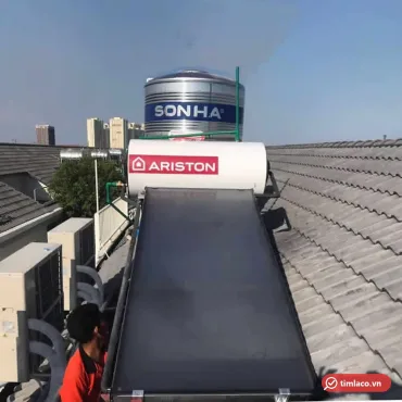 M&aacute;y nước n&oacute;ng năng lượng mặt trời Ariston một tấm thu phẳng lắp tr&ecirc;n m&aacute;i ng&oacute;i (ảnh minh hoạ d&ograve;ng h&agrave;ng)