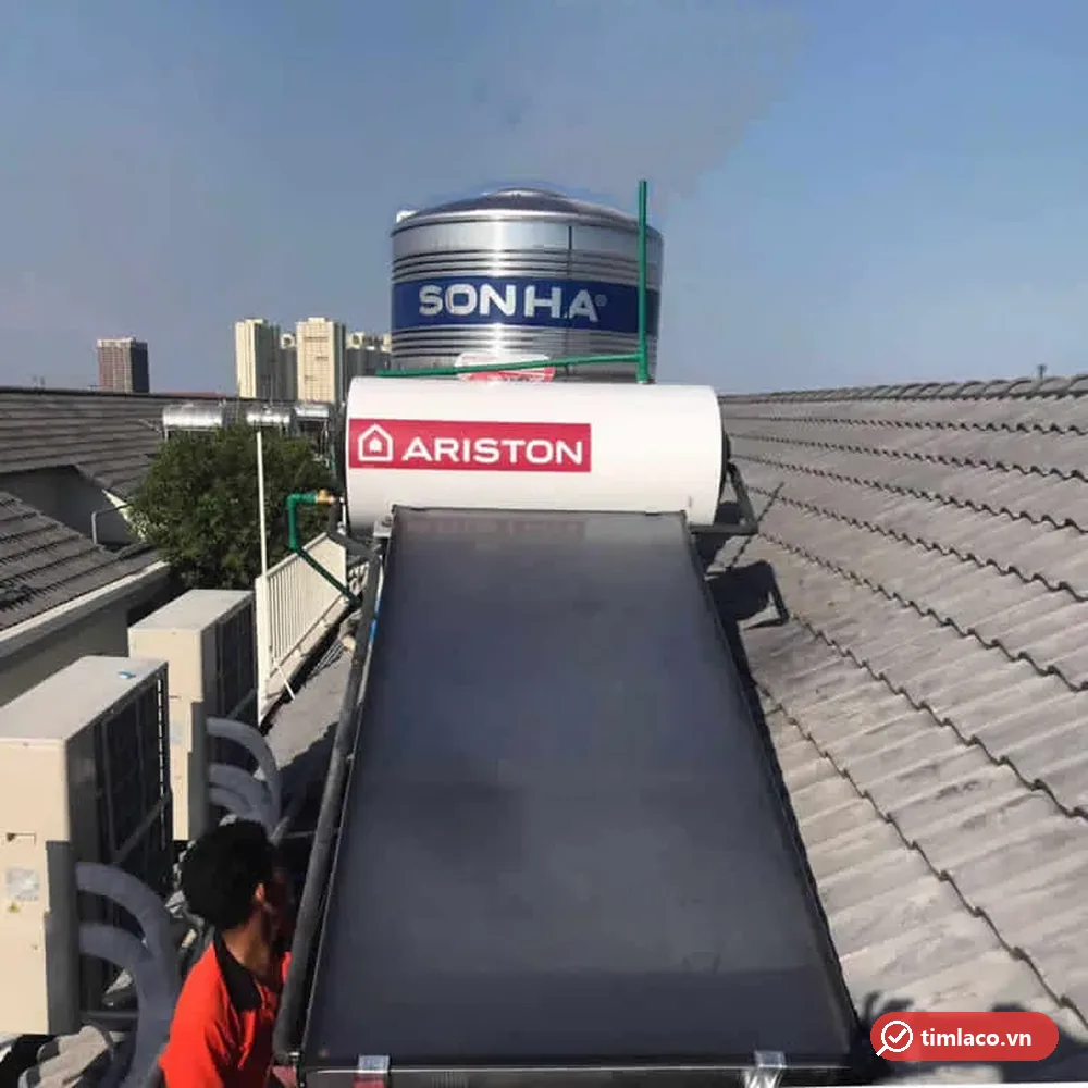 Máy nước nóng năng lượng mặt trời Ariston một tấm thu phẳng lắp trên mái ngói (ảnh minh hoạ dòng hàng)