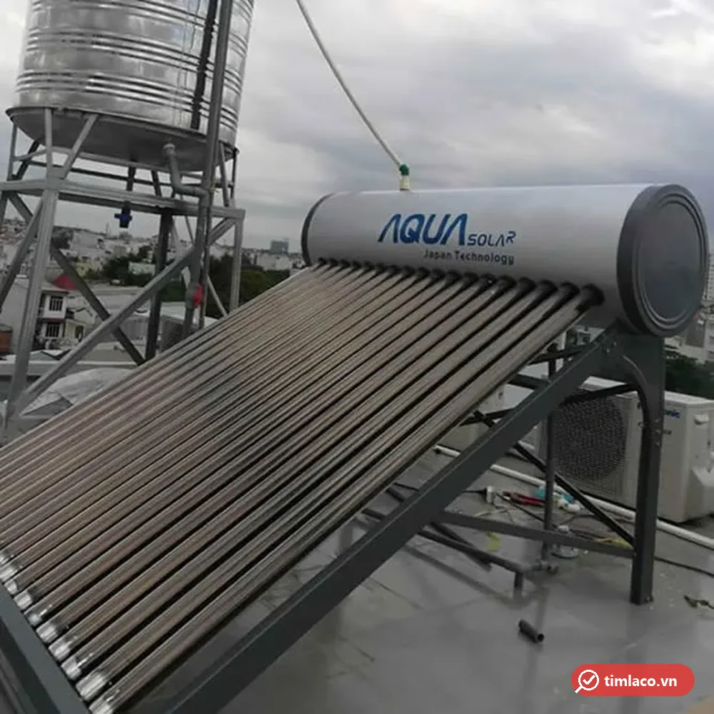 Máy nước nóng năng lượng mặt trời Aqua Solar nhìn nghiêng, chân máy thép sơn trên sân thượng (ảnh minh hoạ dòng hàng)