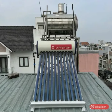 M&aacute;y nước n&oacute;ng năng lượng mặt trời Ariston 132 l&iacute;t, 12 ống ch&acirc;n kh&ocirc;ng, lắp tr&ecirc;n m&aacute;i t&ocirc;n nh&agrave; phố