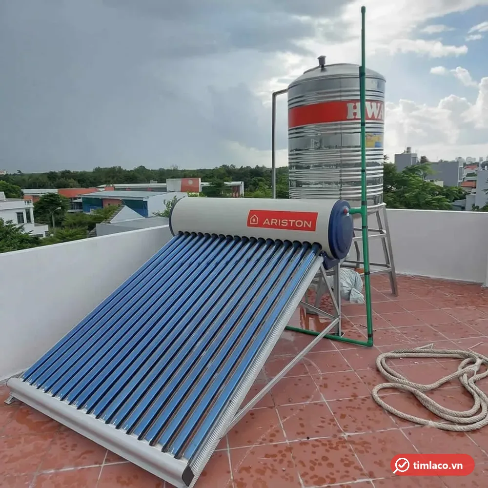 Máy nước nóng Ariston 190 lít nhìn nghiêng, dàn 18 ống chân không trên sân thượng