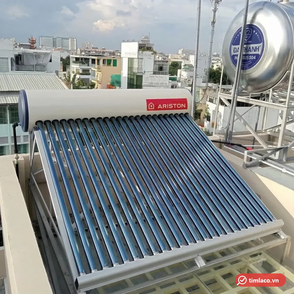 Máy nước nóng năng lượng mặt trời Ariston 250 lít nhìn nghiêng trên sân thượng
