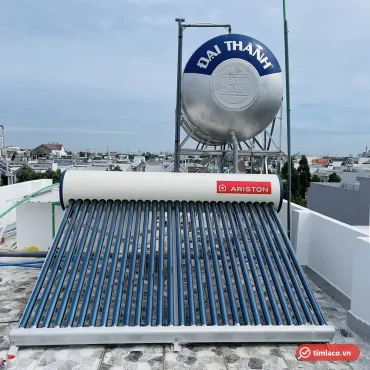 M&aacute;y nước n&oacute;ng năng lượng mặt trời Ariston 300 l&iacute;t, 28 ống ch&acirc;n kh&ocirc;ng, lắp tr&ecirc;n s&acirc;n thượng, ph&iacute;a sau l&agrave; bồn nước inox