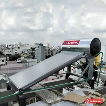M&aacute;y nước n&oacute;ng năng lượng mặt trời Ariston tấm phẳng chịu &aacute;p lắp tr&ecirc;n s&acirc;n thượng, nh&atilde;n Ariston tr&ecirc;n b&igrave;nh (ảnh minh hoạ d&ograve;ng h&agrave;ng)