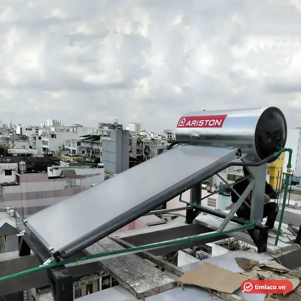 Máy nước nóng năng lượng mặt trời Ariston tấm phẳng chịu áp lắp trên sân thượng, nhãn Ariston trên bình (ảnh minh hoạ dòng hàng)