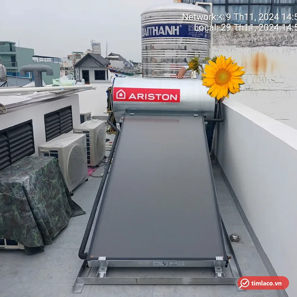Máy nước nóng Ariston một tấm thu phẳng lắp trên sân thượng, nhìn từ phía trước (ảnh minh hoạ dòng hàng)