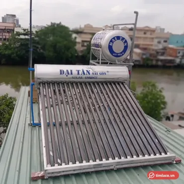 Máy nước nóng năng lượng mặt trời Đại Tân lắp trên mái tôn, nhãn Đại Tân Sài Gòn Solar Energy trên bình (ảnh minh hoạ dòng hàng)