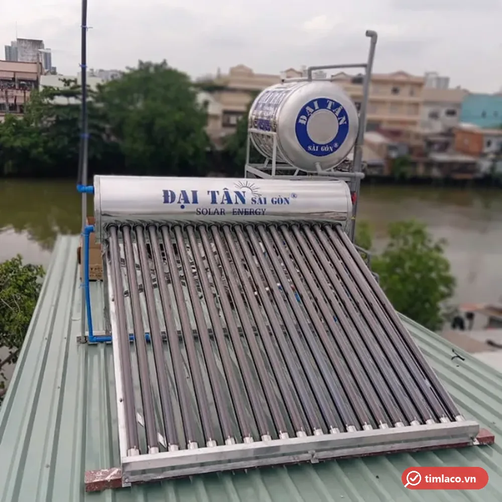 Máy nước nóng năng lượng mặt trời Đại Tân lắp trên mái tôn, nhãn Đại Tân Sài Gòn Solar Energy trên bình (ảnh minh hoạ dòng hàng)