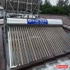 Máy nước nóng năng lượng mặt trời Đại Tân lắp trên mái ngói, nhãn Đại Tân Sài Gòn Solar Energy trên bình (ảnh minh hoạ dòng hàng)