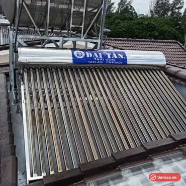 Máy nước nóng năng lượng mặt trời Đại Tân lắp trên mái ngói, nhãn Đại Tân Sài Gòn Solar Energy trên bình (ảnh minh hoạ dòng hàng)