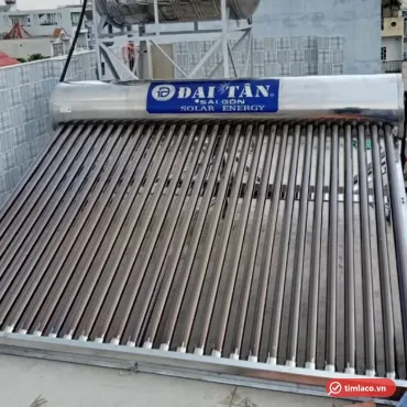 Máy nước nóng năng lượng mặt trời Đại Tân lắp trên sân thượng, nhãn Đại Tân Sài Gòn Solar Energy trên bình (ảnh minh hoạ dòng hàng)
