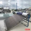 Máy nước nóng năng lượng mặt trời Đại Tân đặt trên sân thượng, nhãn Đại Tân Sài Gòn Solar Energy trên bình (ảnh minh hoạ dòng hàng)