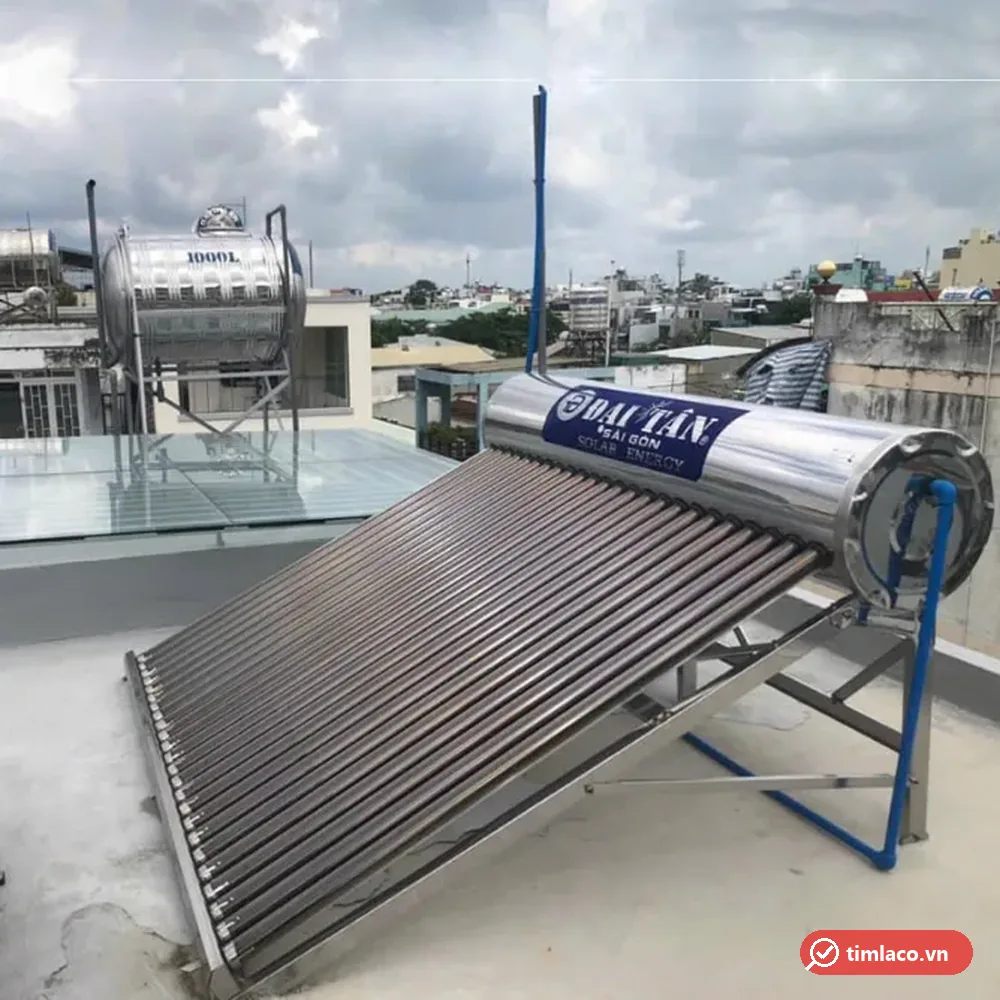 Máy nước nóng năng lượng mặt trời Đại Tân đặt trên sân thượng, nhãn Đại Tân Sài Gòn Solar Energy trên bình (ảnh minh hoạ dòng hàng)