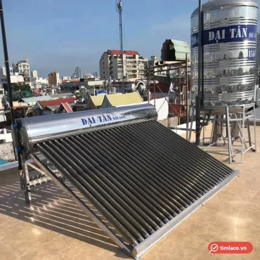 Máy nước nóng năng lượng mặt trời Đại Tân lắp trên sân thượng cạnh bồn nước inox, nhãn Đại Tân Sài Gòn trên bình (ảnh minh hoạ dòng hàng)