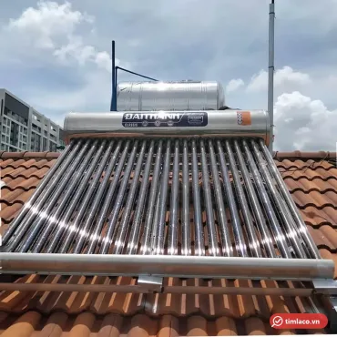 Máy nước nóng năng lượng mặt trời Đại Thành Classic 250 lít 24 ống lắp trên mái ngói, nhãn Đại Thành Classic trên bình