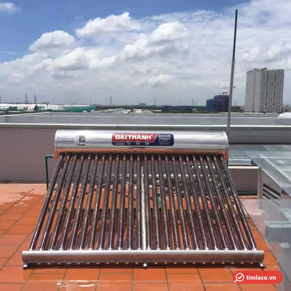 Máy nước nóng Đại Thành Classic 250 lít đặt trên sân thượng lát gạch, nhãn Đại Thành Classic trên bình