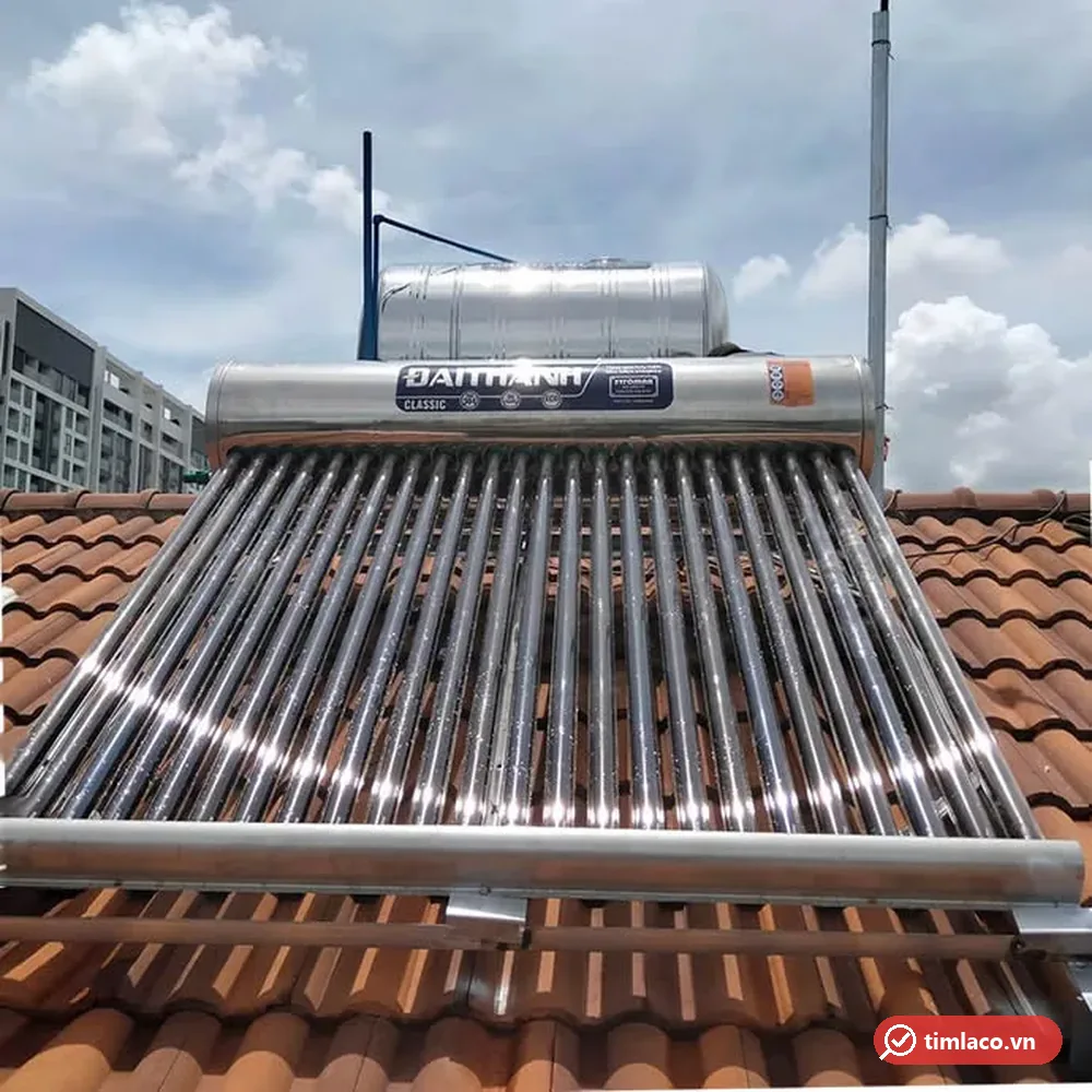 Máy nước nóng năng lượng mặt trời Đại Thành Classic 250 lít 24 ống lắp trên mái ngói, nhãn Đại Thành Classic trên bình