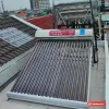 Máy nước nóng năng lượng mặt trời Đại Thành Vigo lắp trên sân thượng cạnh bồn nước inox, nhãn Đại Thành Vigo trên bình (ảnh minh hoạ dòng hàng)