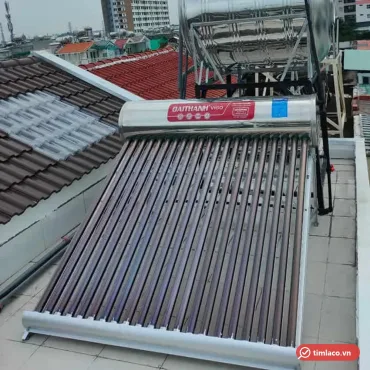 Máy nước nóng năng lượng mặt trời Đại Thành Vigo lắp trên sân thượng cạnh bồn nước inox, nhãn Đại Thành Vigo trên bình (ảnh minh hoạ dòng hàng)