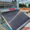 Máy nước nóng năng lượng mặt trời Đại Thành Vigo lắp trên sân thượng, nhãn Đại Thành Vigo trên bình (ảnh minh hoạ dòng hàng)