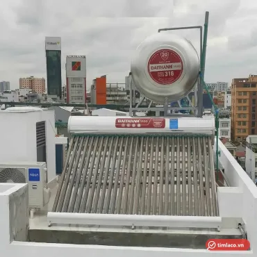 M&aacute;y nước n&oacute;ng năng lượng mặt trời Đại Th&agrave;nh Vigo lắp tr&ecirc;n s&acirc;n thượng, nh&atilde;n Vigo tr&ecirc;n b&igrave;nh (ảnh minh hoạ d&ograve;ng h&agrave;ng)
