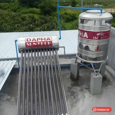 M&aacute;y nước n&oacute;ng năng lượng mặt trời Dapha 130 l&iacute;t 12 ống lắp tr&ecirc;n m&aacute;i, nh&atilde;n Dapha Suntech tr&ecirc;n b&igrave;nh