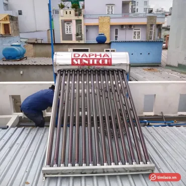 M&aacute;y nước n&oacute;ng năng lượng mặt trời Dapha 160 l&iacute;t 15 ống lắp tr&ecirc;n m&aacute;i t&ocirc;n, nh&atilde;n Dapha Suntech tr&ecirc;n b&igrave;nh