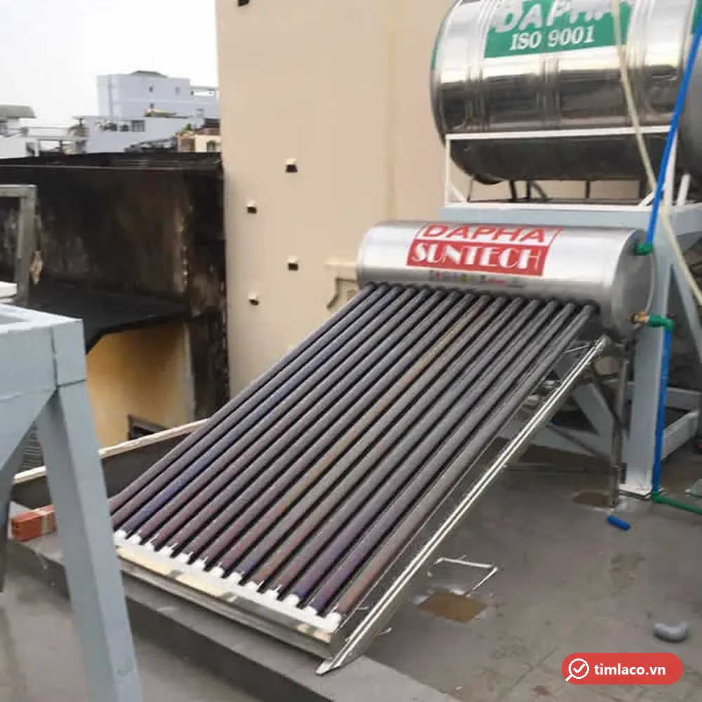 Máy nước nóng Dapha 160 lít đặt trên sân thượng dưới bồn inox Dapha, nhìn nghiêng