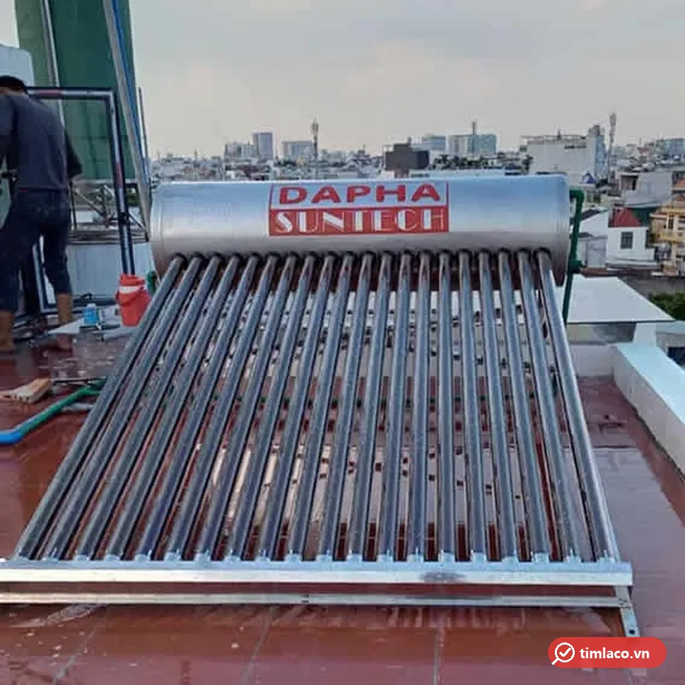 Máy nước nóng Dapha Suntech lắp trên sân thượng, nhìn chính diện dàn ống chân không (ảnh minh hoạ dòng hàng)