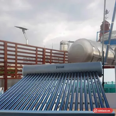 Máy nước nóng năng lượng mặt trời Ferroli dạng ống chân không lắp trên sân thượng (ảnh minh hoạ dòng hàng)