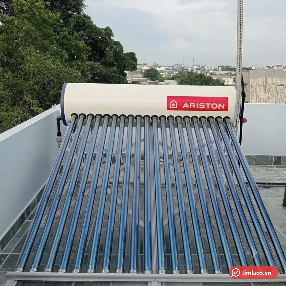 Dàn 20 ống chân không và bình chứa máy nước nóng Ariston nhìn từ phía trước (ảnh minh hoạ dòng hàng)
