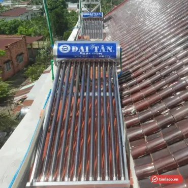 Máy nước nóng năng lượng mặt trời Đại Tân lắp trên mái ngói, nhãn Đại Tân Sài Gòn trên bình (ảnh minh hoạ dòng hàng)