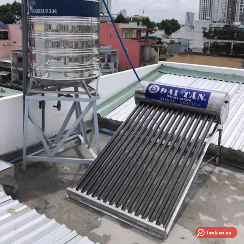 Máy nước nóng năng lượng mặt trời Đại Tân 160 lít lắp trên sân thượng cạnh bồn nước inox, nhãn Đại Tân Sài Gòn trên bình