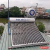 Máy nước nóng năng lượng mặt trời Đại Tân lắp trên mái tôn ven sông, nhãn Đại Tân Sài Gòn trên bình (ảnh minh hoạ dòng hàng)