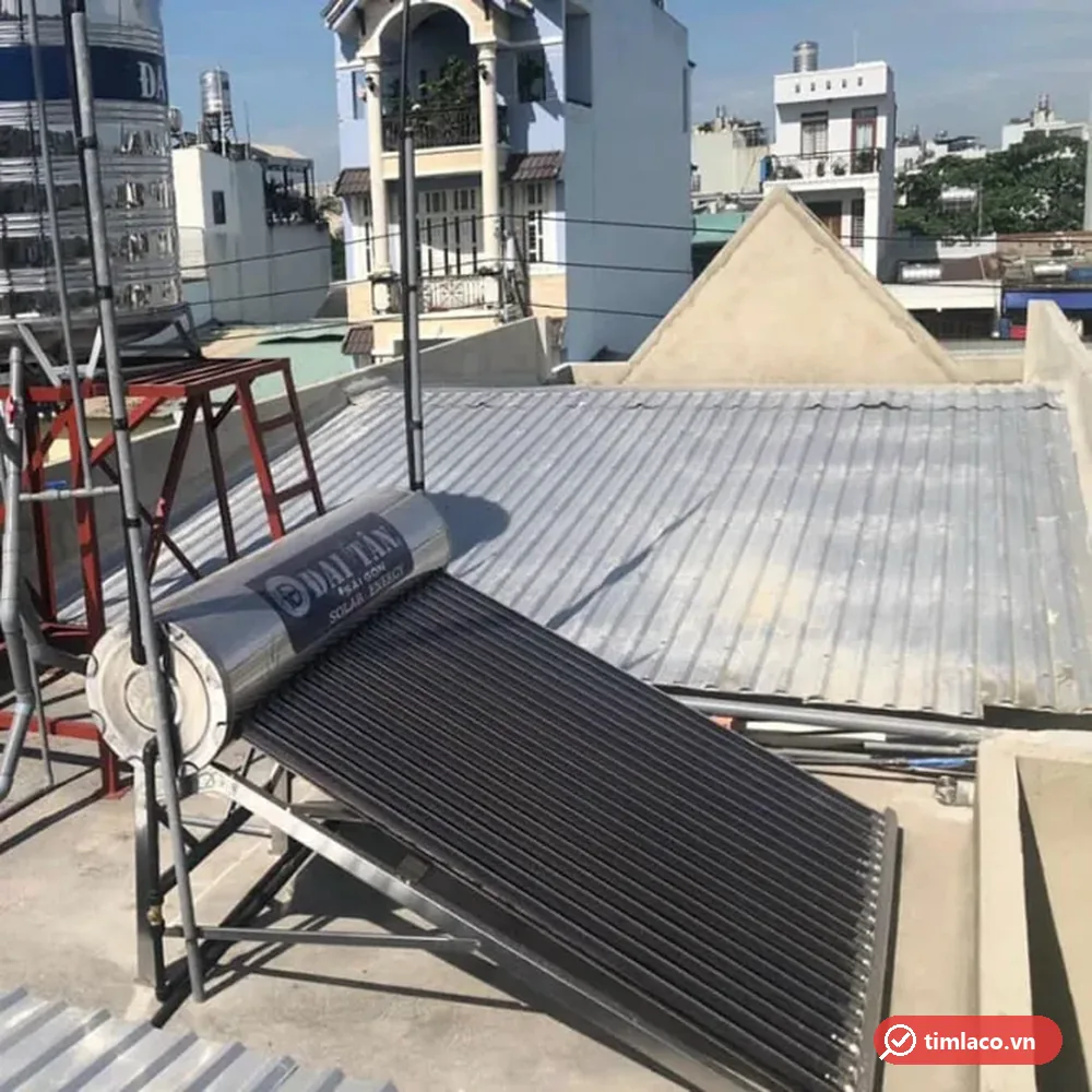 Máy nước nóng năng lượng mặt trời Đại Tân lắp trên mái tôn nhà phố (ảnh minh hoạ dòng hàng)