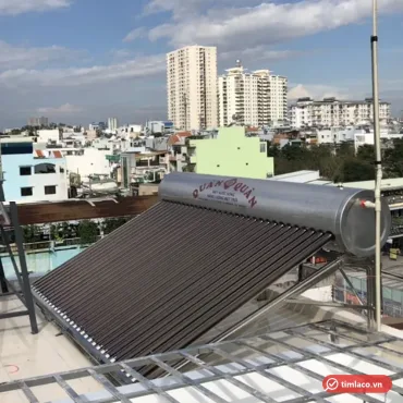 Máy nước nóng năng lượng mặt trời Quán Quân vỏ inox lắp trên sân thượng (ảnh minh hoạ dòng hàng)