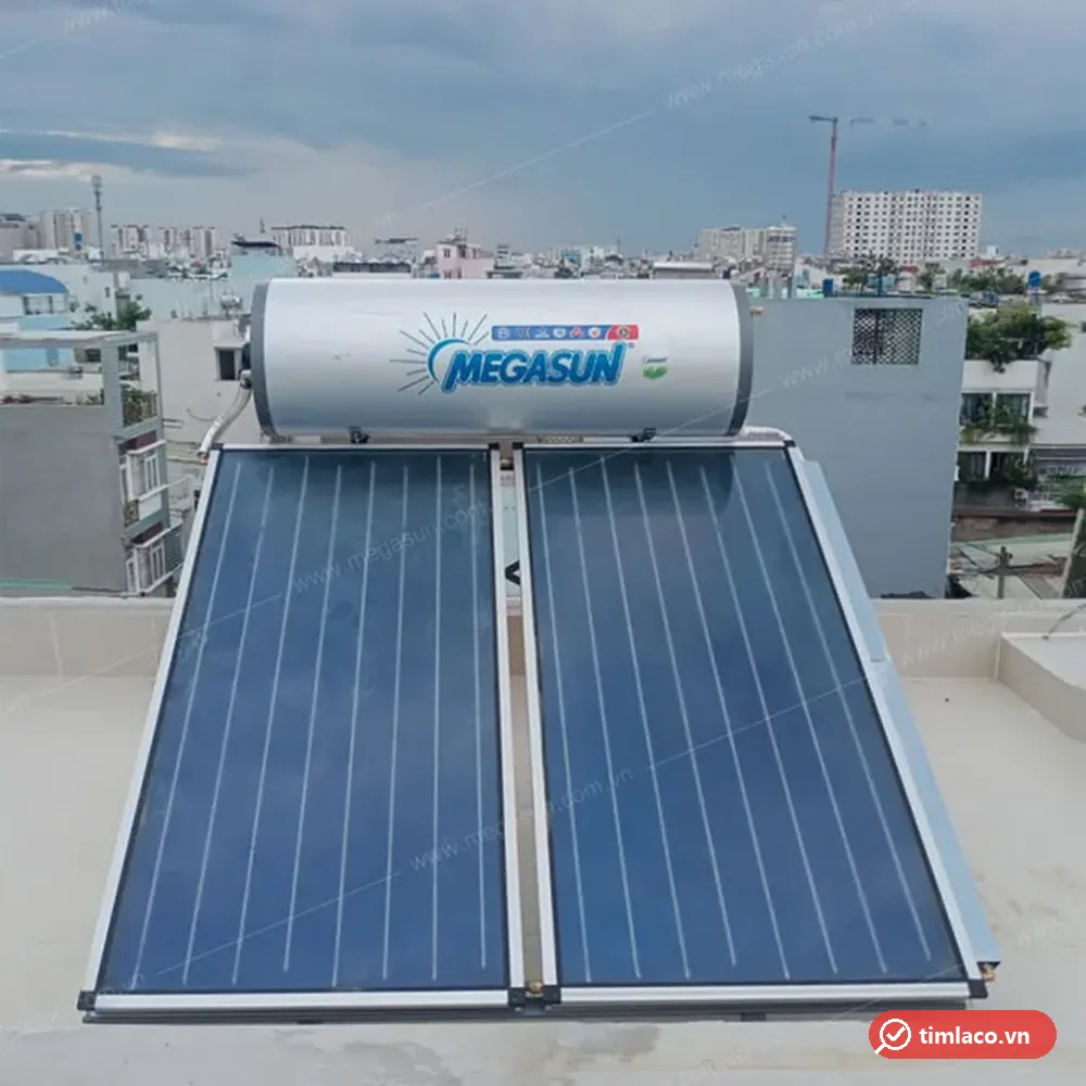 Máy Megasun tấm phẳng hai tấm thu màu xanh lắp trên sân thượng nhà phố (ảnh minh hoạ dòng hàng)