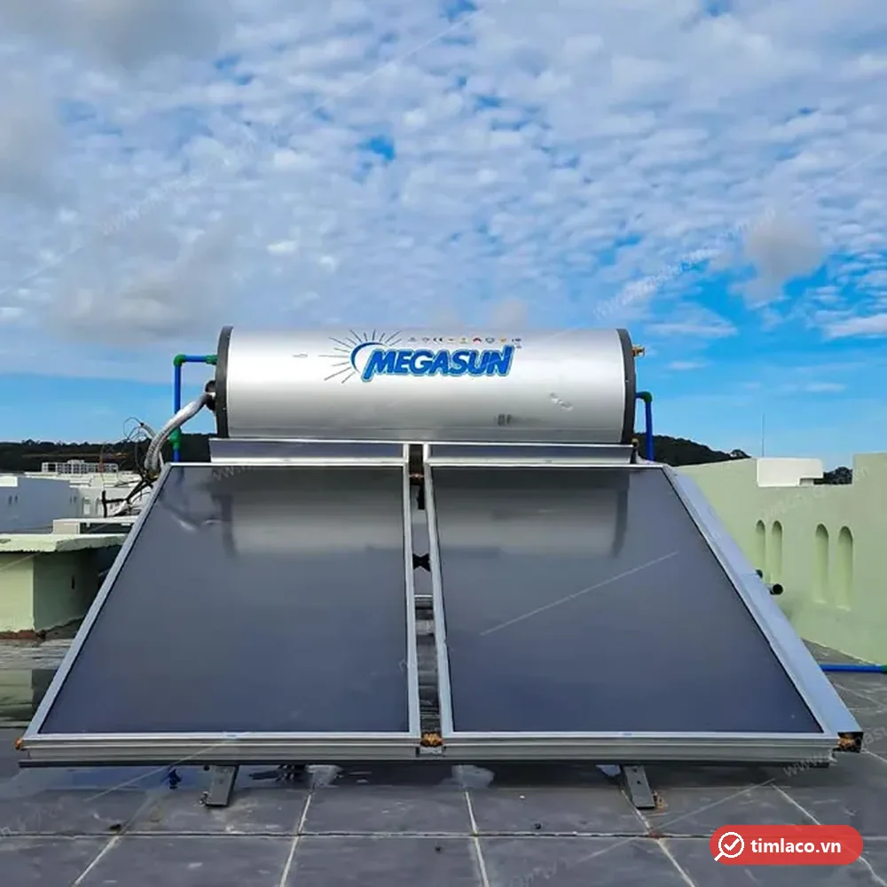 Máy nước nóng năng lượng mặt trời tấm phẳng Megasun hai tấm thu, bồn chữ Megasun lắp trên sân thượng (ảnh minh hoạ dòng hàng)