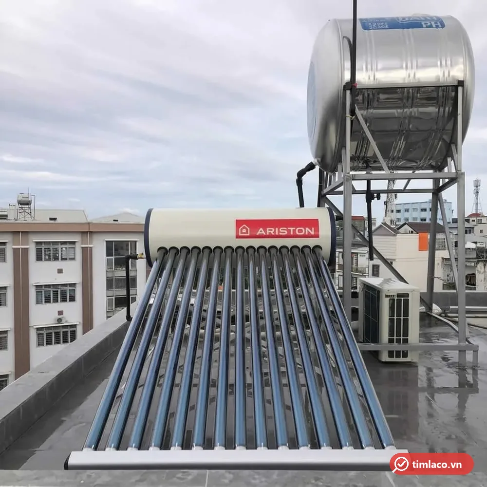 Máy nước nóng năng lượng mặt trời Ariston 160 lít 15 ống chân không lắp trên sân thượng