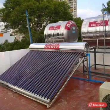 Máy nước nóng năng lượng mặt trời Dapha 260 lít lắp trên sân thượng, nhãn Dapha Suntech trên bình