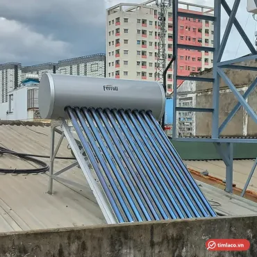 Máy nước nóng năng lượng mặt trời Ferroli 160 lít 12 ống lắp trên mái nhà, chữ Ferroli trên bình