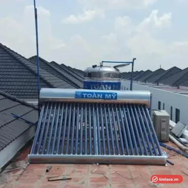 Máy nước nóng năng lượng mặt trời Toàn Mỹ 300 lít 28 ống lắp trên sân thượng, nhãn Toàn Mỹ trên bình