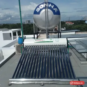 Máy nước nóng năng lượng mặt trời Sơn Hà Eco lắp trên sân thượng, nhãn Sơn Hà eco trên bình (ảnh minh hoạ dòng hàng)