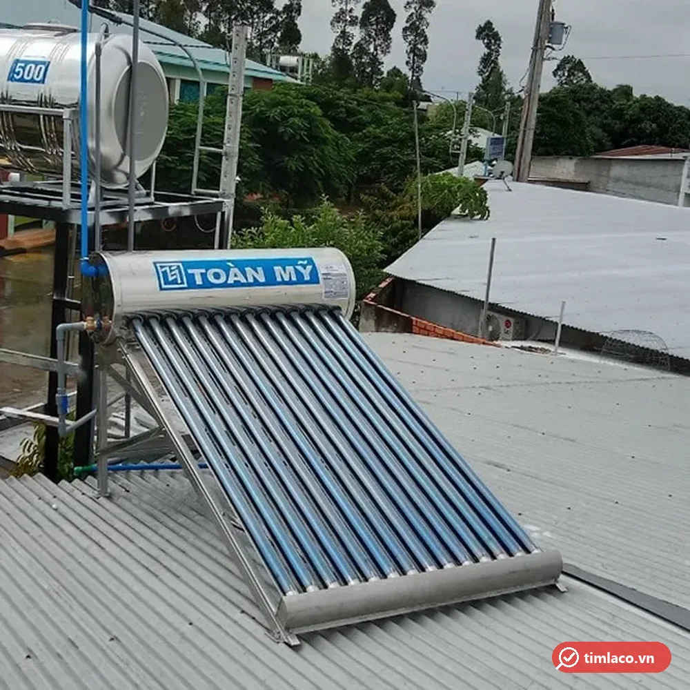 Giàn máy nước nóng mặt trời Toàn Mỹ 140 lít 14 ống nhìn nghiêng trên mái nhà