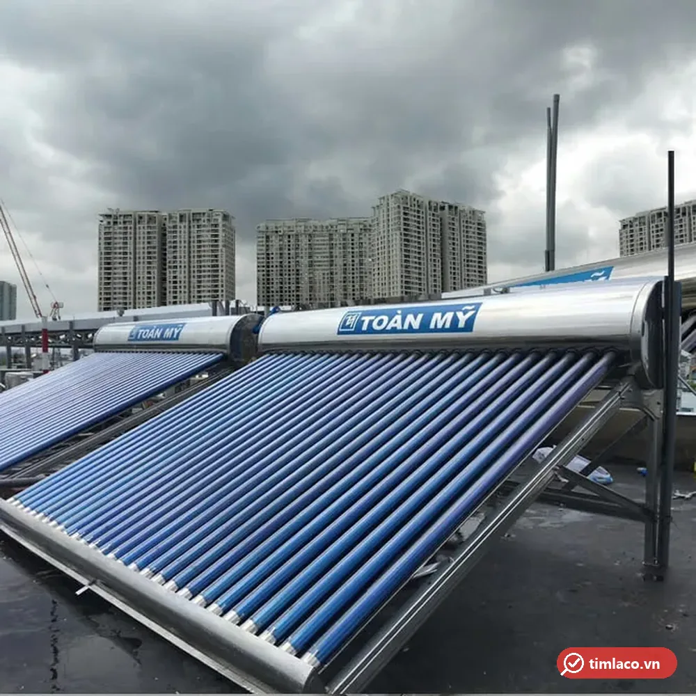 Nhiều giàn máy nước nóng Toàn Mỹ lắp trên sân thượng công trình (ảnh minh hoạ dòng hàng)