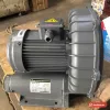 Máy thổi khí con sò dòng APP RB thân xám, tem APP Arwana Premium Pumps trên chân máy (ảnh minh hoạ dòng hàng)