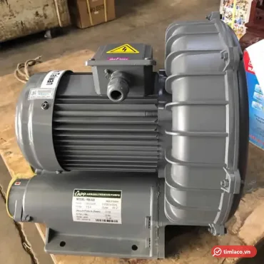 Máy thổi khí con sò dòng APP RB thân xám, tem APP Arwana Premium Pumps trên chân máy (ảnh minh hoạ dòng hàng)