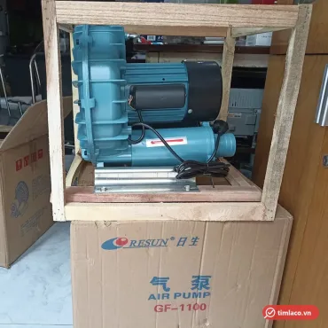 Máy thổi khí con sò Resun GF-1100 màu xanh trong khung gỗ, đặt trên thùng Resun ghi GF-1100
